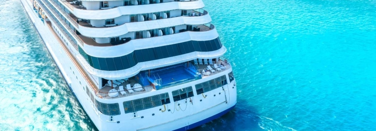 Cruiseskip på havet på luksuriøs cruiseferie