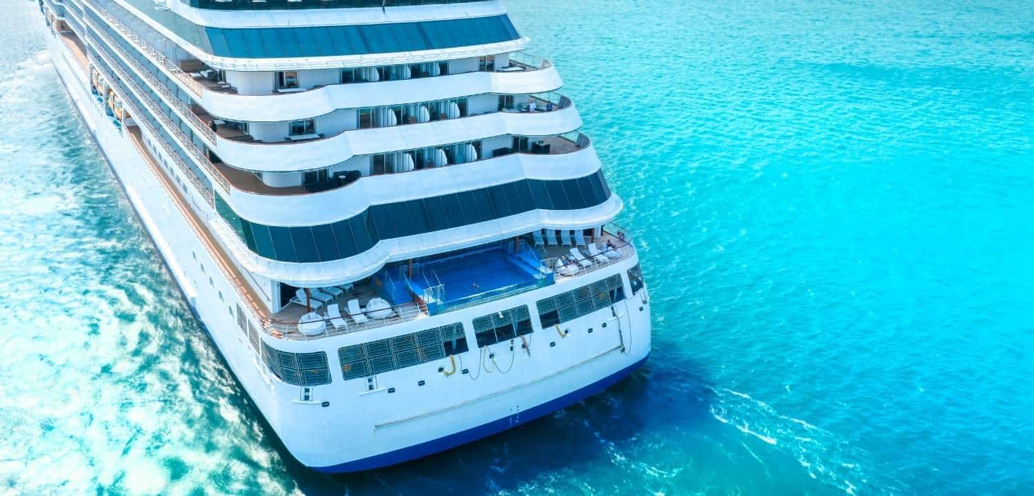 cruise-ferie Cruiseskip på havet på luksuriøs cruiseferie