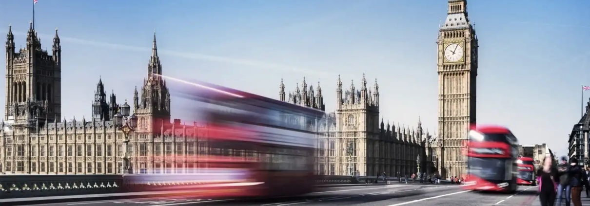 Big Ben i London sett fra bryggen langs Themsen